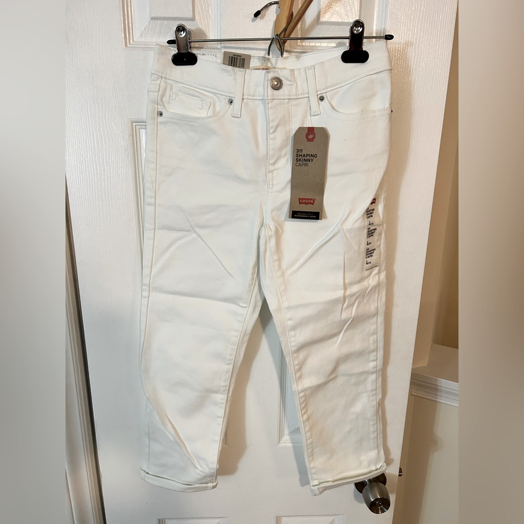 Levi 311 Shaping Skinnt Capri Size 226 In White Brand New